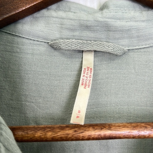 Free People - Light Green Button Down Raw Hemline Flowy Blouse Size Small - Picture 10 of 11